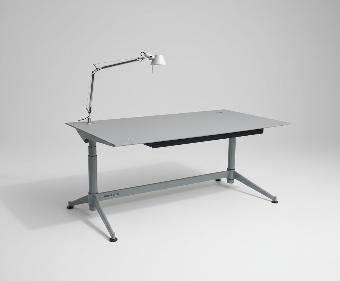 Rumas Zetby hæve-/sænkebord 180x90 cm i grå set fra skrå vinkel med kabelskjuler og stilrent design